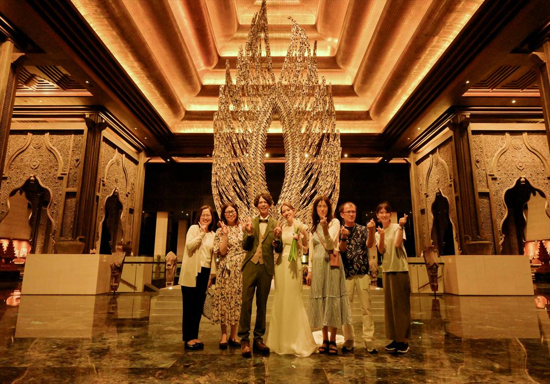 バリ島結婚式　アプルヴァ・ロゴ前にて集合写真