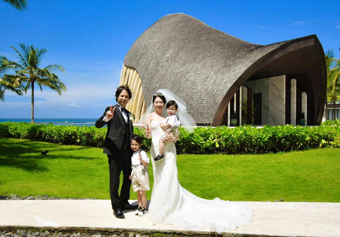 バリ結婚式　チャペル前にファミリーショット