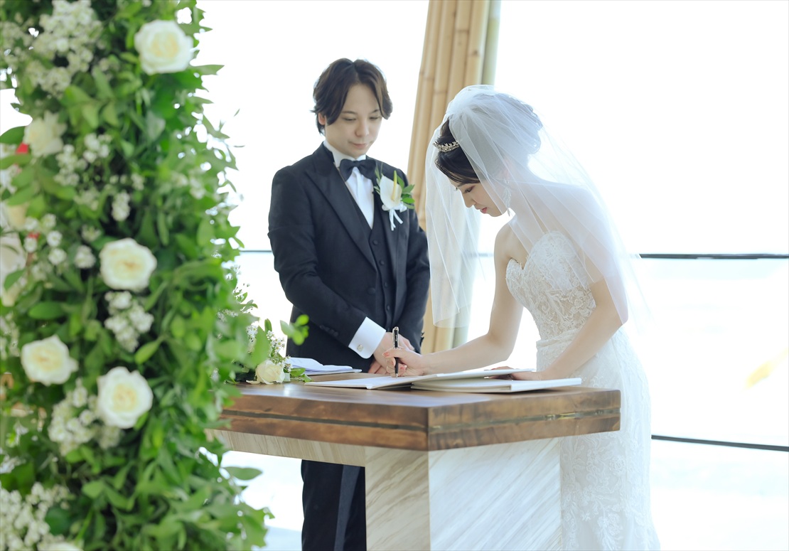 バリ島ウェディング　祭壇にて結婚証明書サイン
