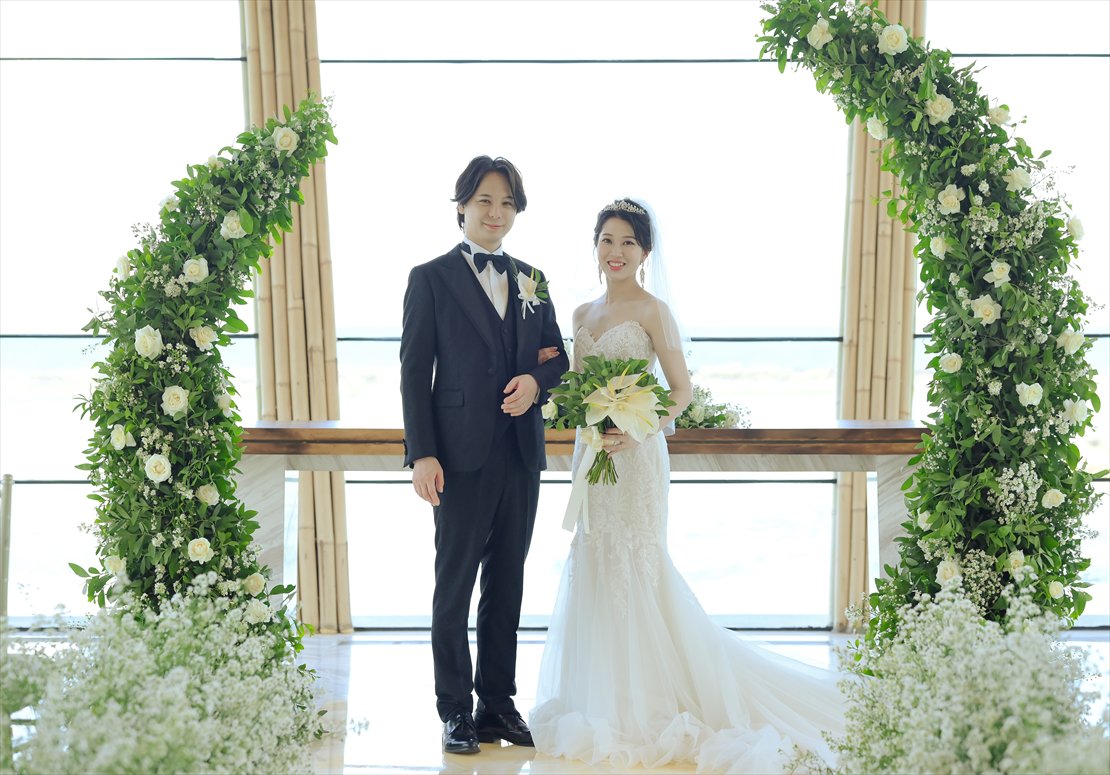 ケンピンスキ・バリ挙式　生花ウェディングアーチ挙式後撮影