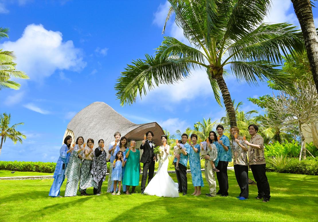 バリ島結婚式　チャペル前ガーデンにて乾杯