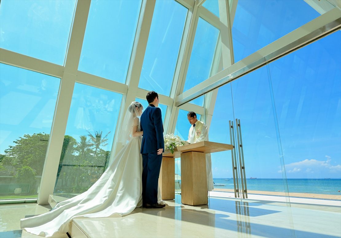 バリ島結婚式　ビーチとガーデンを望む挙式シーン