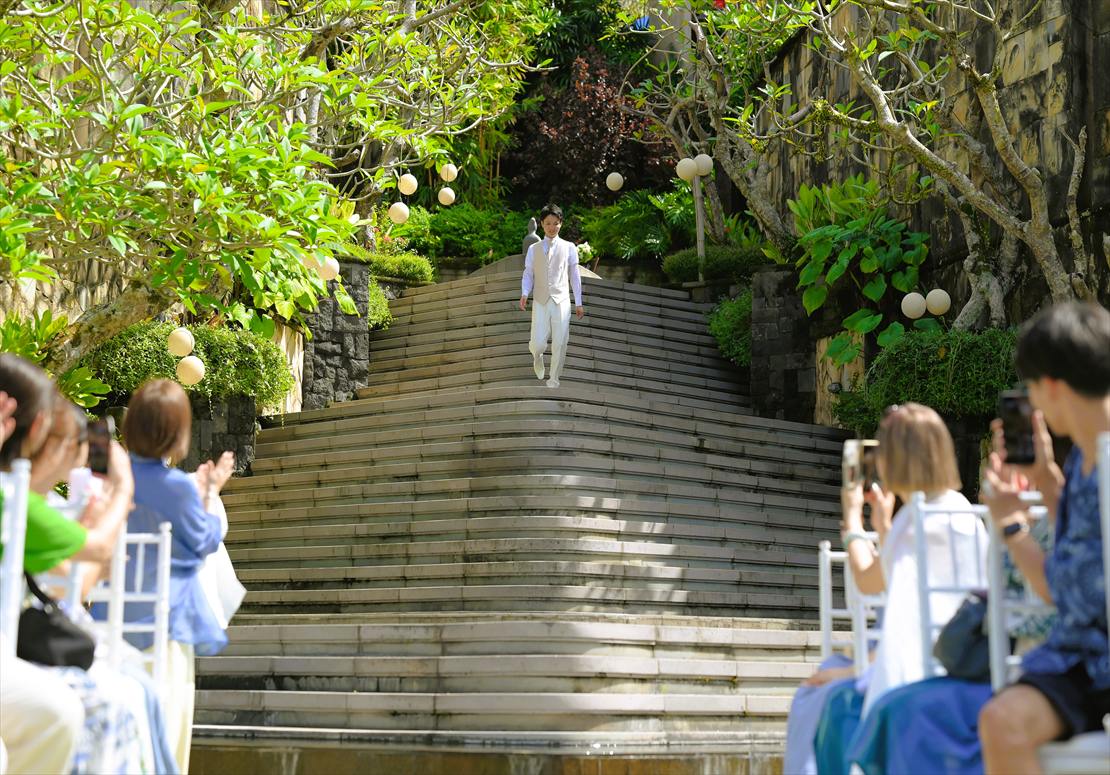 バリ島結婚式　新郎様クリフトップよりガーデンへ入場