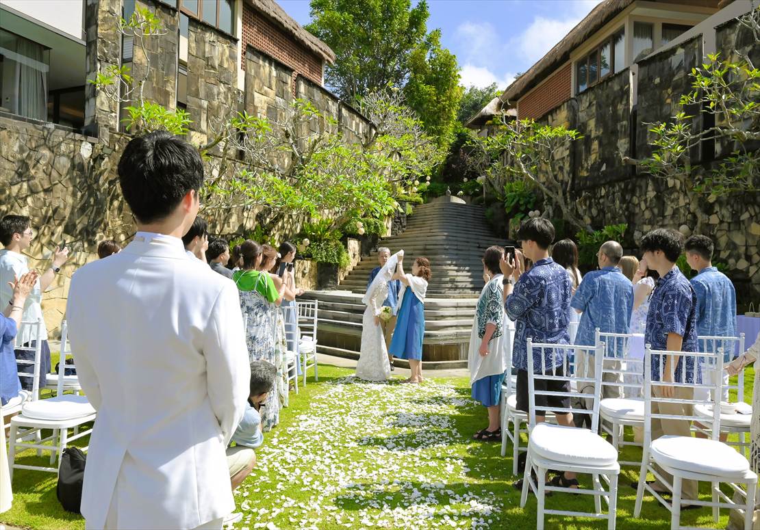 バリ島ウェディング　新婦様ベールダウン