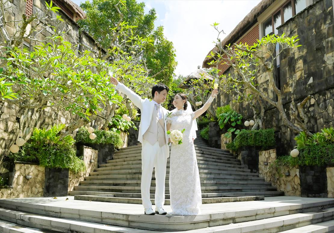 Kamandalu Ubud Bali Wedding (24)_R バリ島ウェディング 大階段にて乾杯シーン