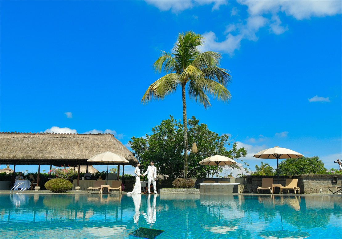 Kamandalu Ubud Bali Wedding (38)_R バリ島ウェディング メインプール ウェディングフォト