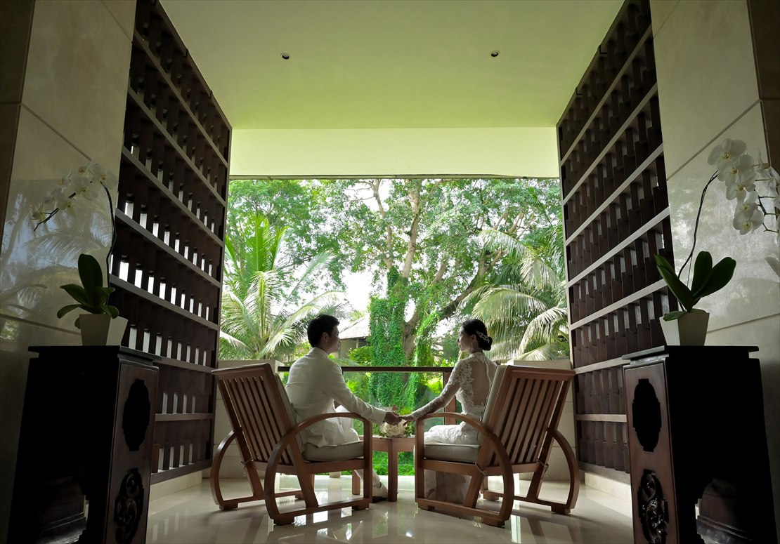 Kamandalu Ubud Bali Wedding (42)_R カマンダル・ウブド・ウェディング 緑豊かな景観を望むロビーチェア