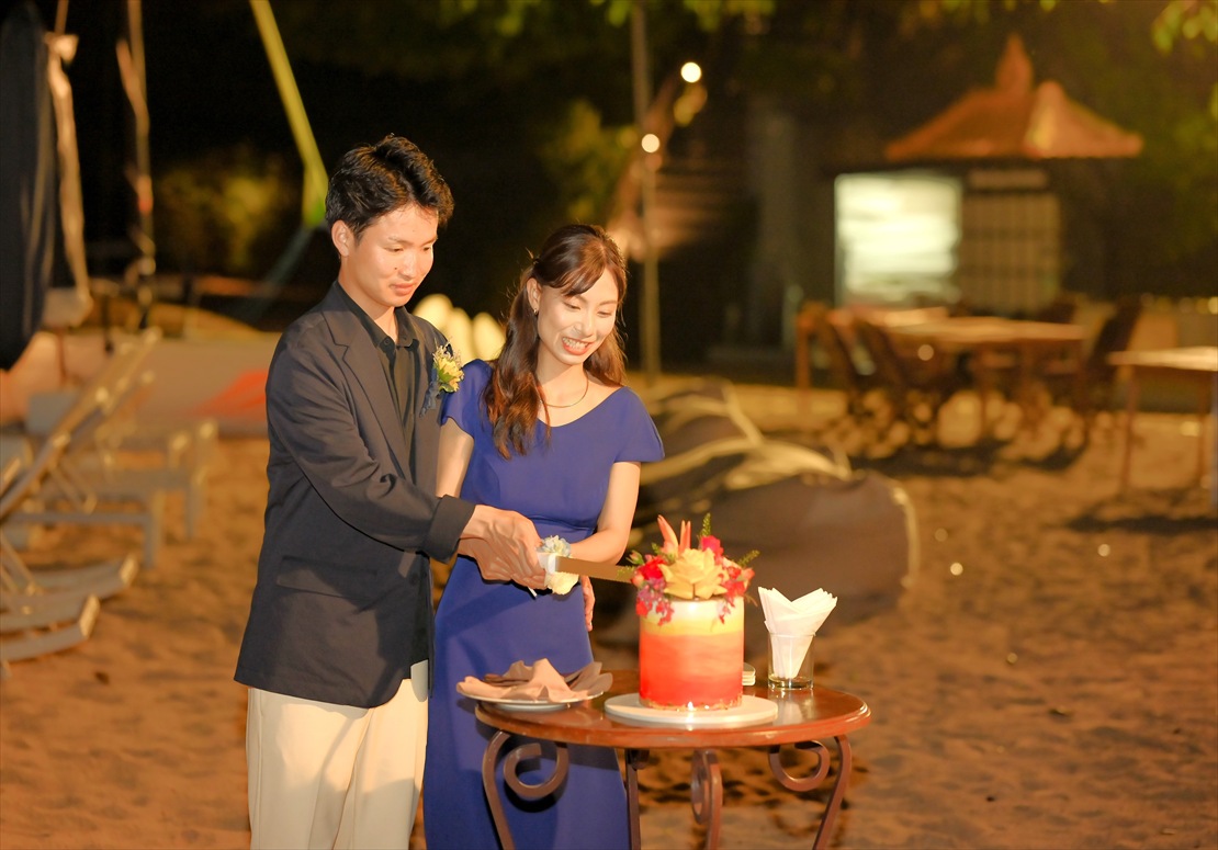 Samabe Bali Wedding Party Cave (13)_R サマベ・バリ挙式 ケーブ前ビーチにてケーキカット