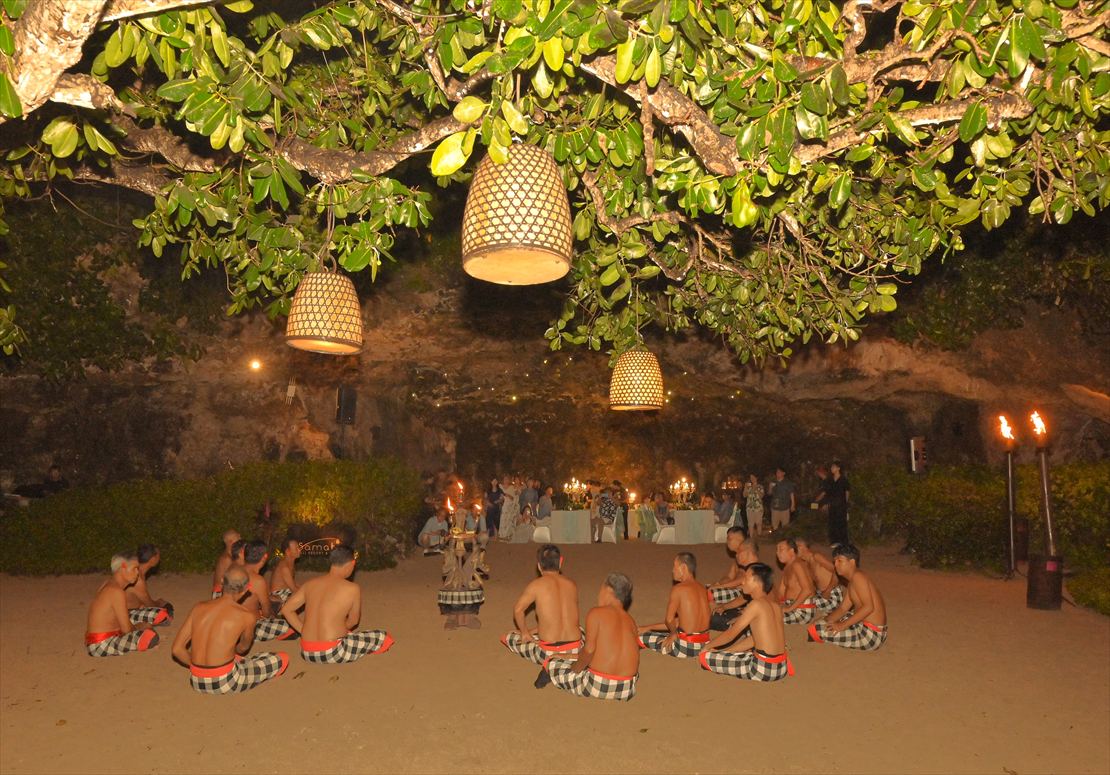 Samabe Bali Wedding Party Cave (16)_R バリ島結婚式 ビーチ大ケーブ前ケチャックダンス