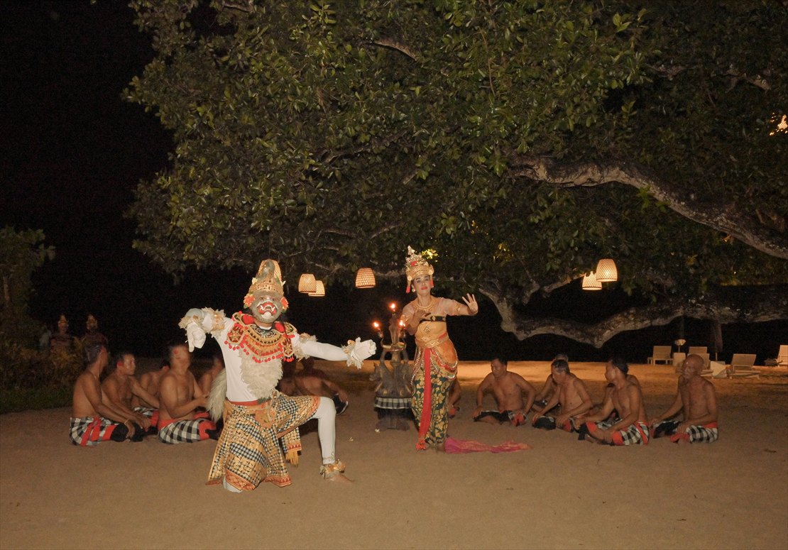 Samabe Bali Wedding Party Cave (17)_R バリ島ウェディング 大木が生い茂るビーチにてケチャックダンス