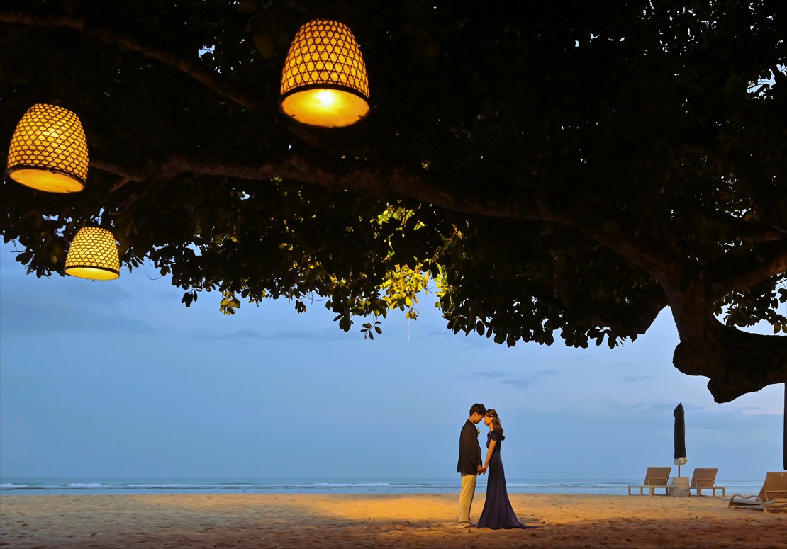 Samabe Bali Wedding Party Cave (7)_R バリ島ウェディング 夕暮れ時ライトアップされるビーチ