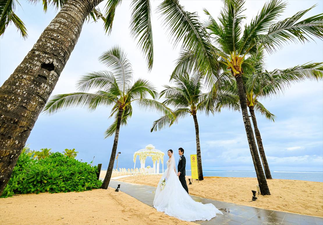 バリ島結婚式　ビーチ挙式会場入場シーン