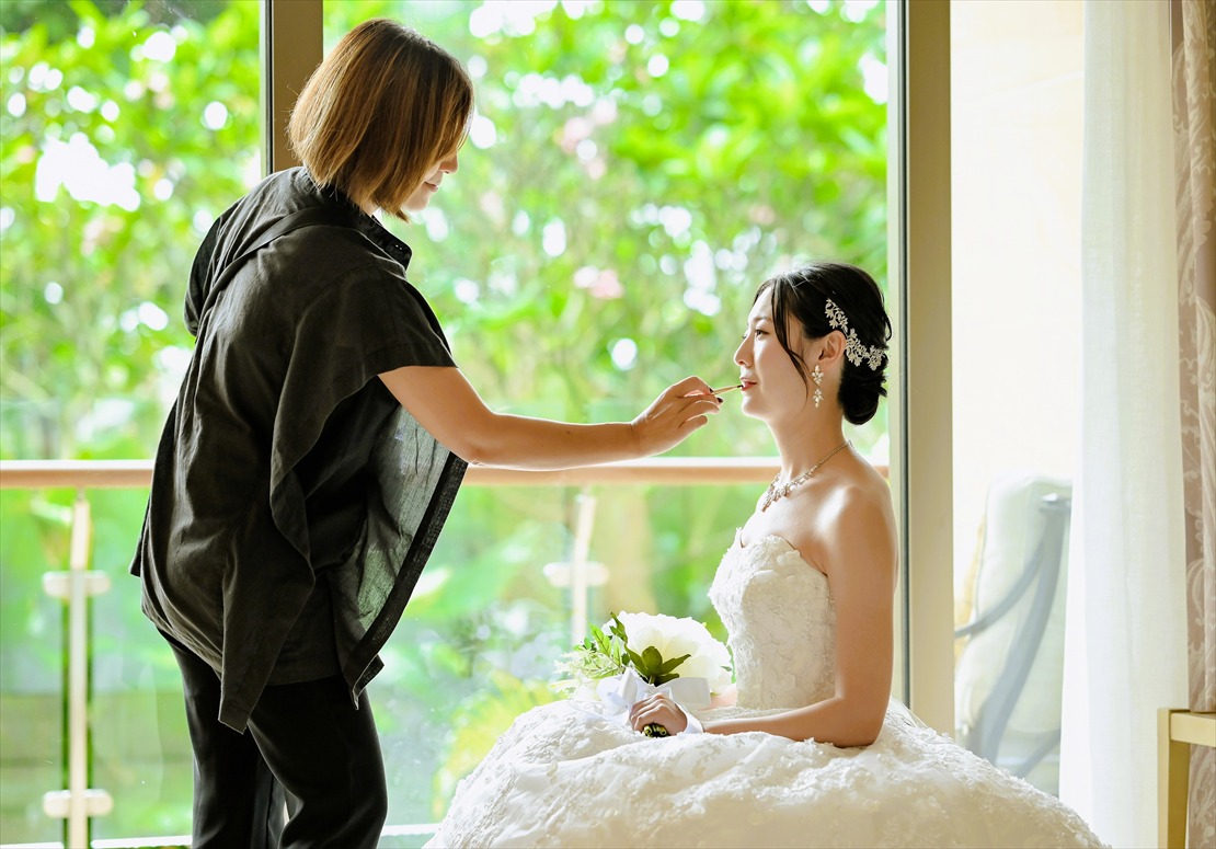 ザ・ムリア・バリ挙式　お支度部屋にて新婦様ヘアメイク