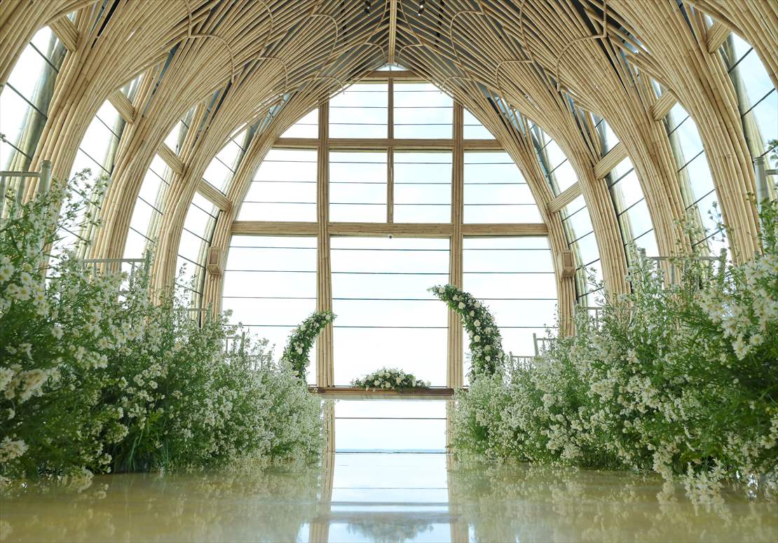 ケンピンスキ・バリ結婚式　アイルサイド生花装飾