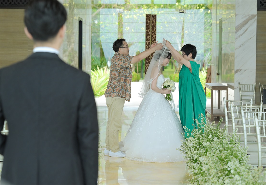 バリ島ウェディング　新婦様ベールダウン