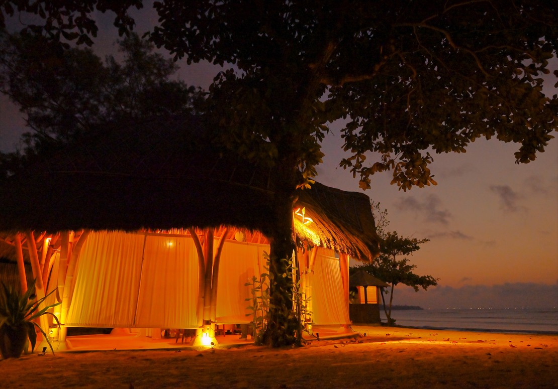 バリ島ウェディング　ライトアップされたバンブー・パビリオン