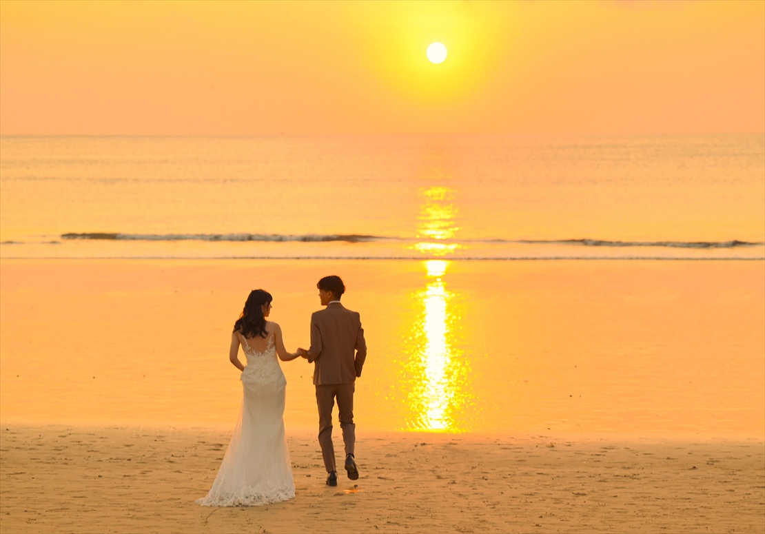 バリ島挙式　海に映し出される真紅の道