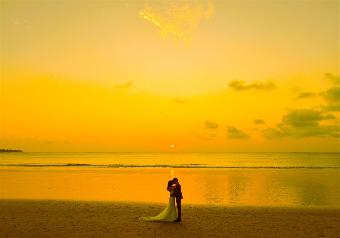 バリ島結婚式　辺り一面が真っ赤にに色づく