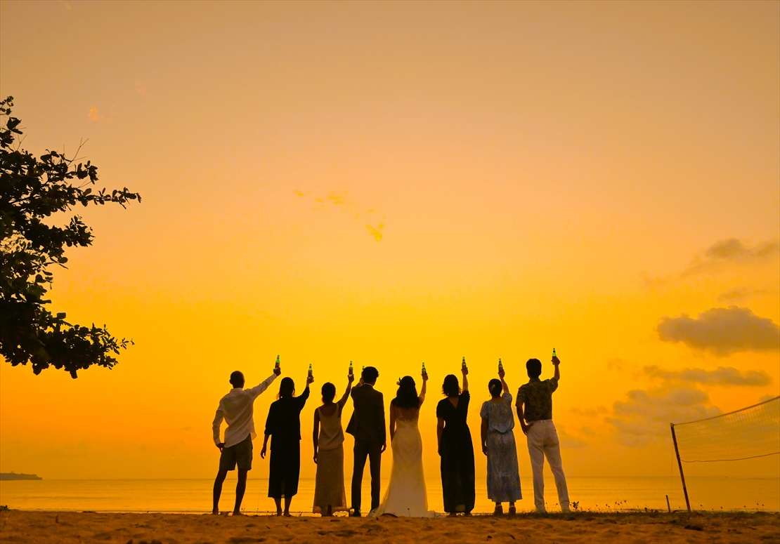 バリ・ウェディング　ビーチにてビンタンビールで乾杯