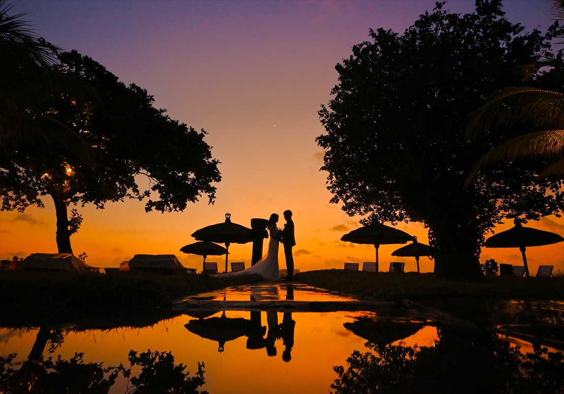 バリ島ウェディング　マジックアワーの鏡面撮影