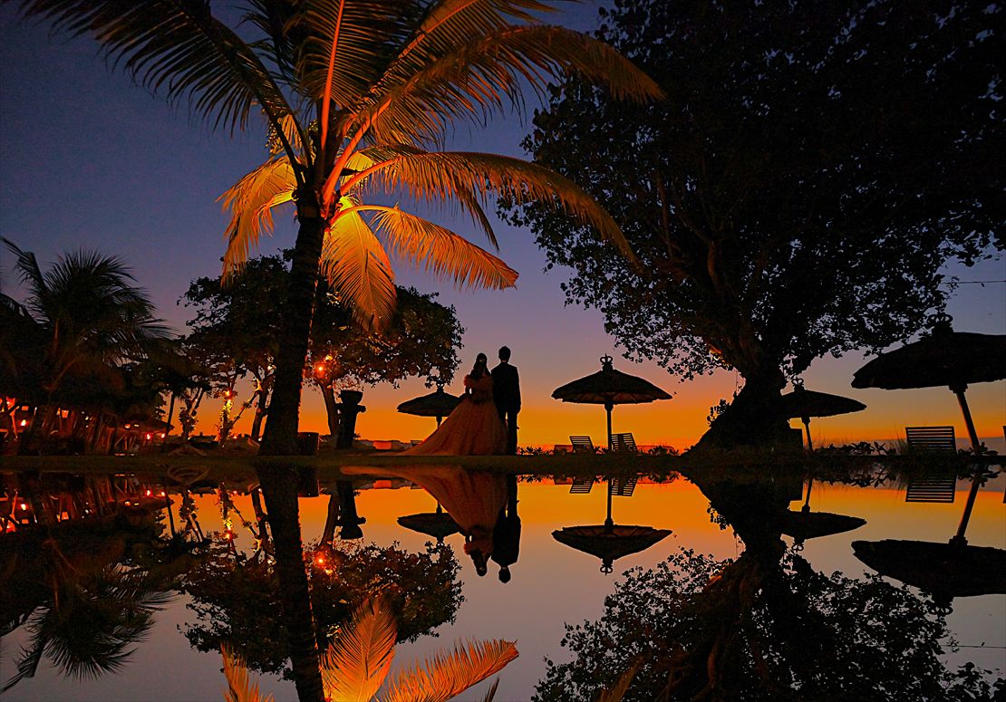 ライトアップされたマジックアワー鏡面撮影