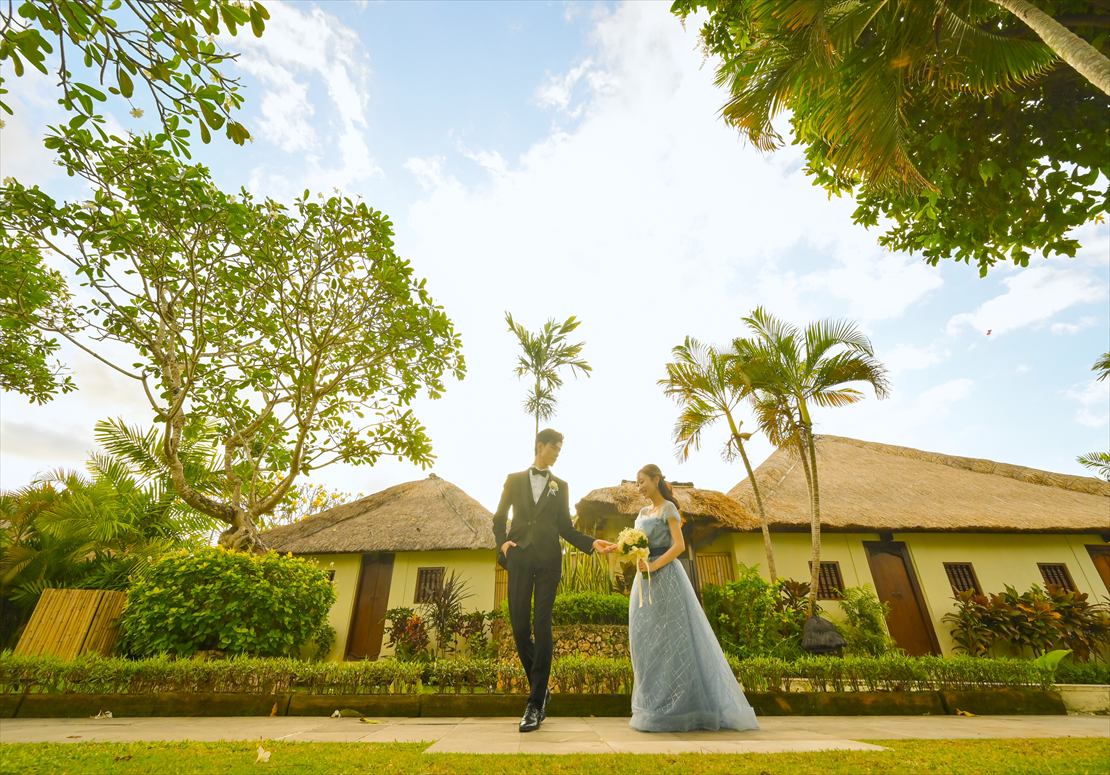 椰子の木が生い茂るコテージ・ガーデン