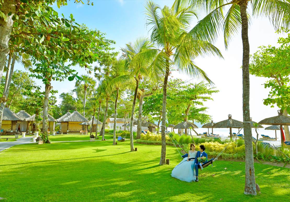 椰子の木が生い茂るビーチフロント・ガーデン