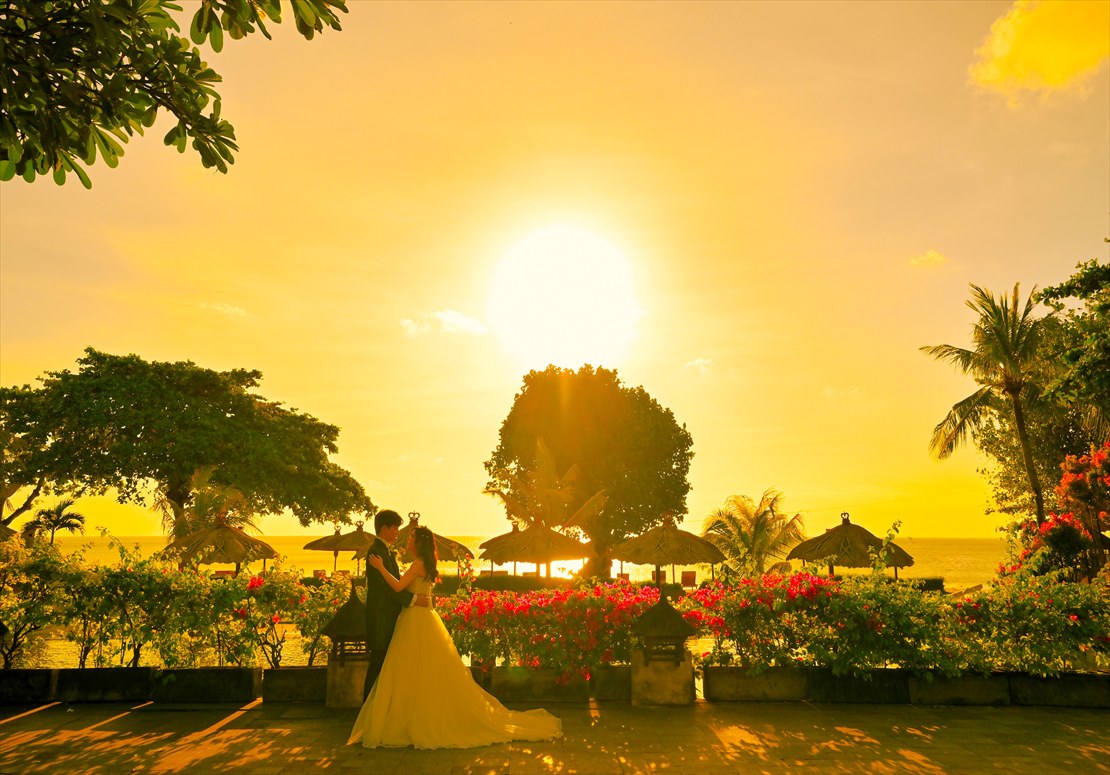 花々が咲き乱れるロビー前にてサンセット撮影