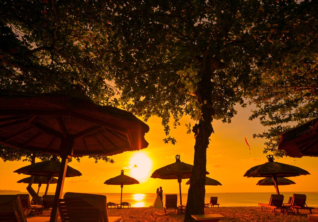 バリ ウェディング一の夕日の情景を望む