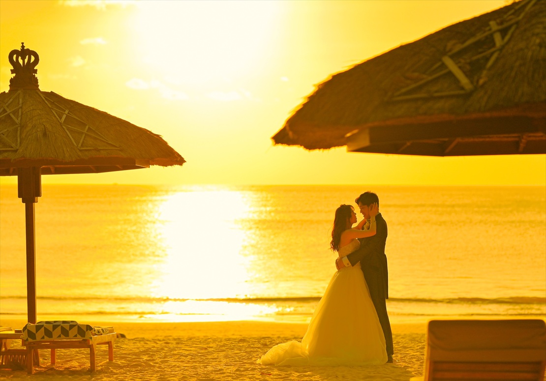 正面にビーチに沈む夕日の黄金の道を望む