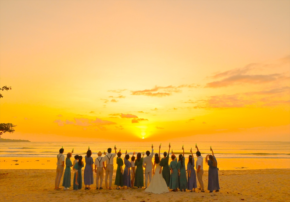 Belmond Jimbaran Bali Wedding Party (14)_R バリ・ウェディング ビーチにてビンタンビールの乾杯