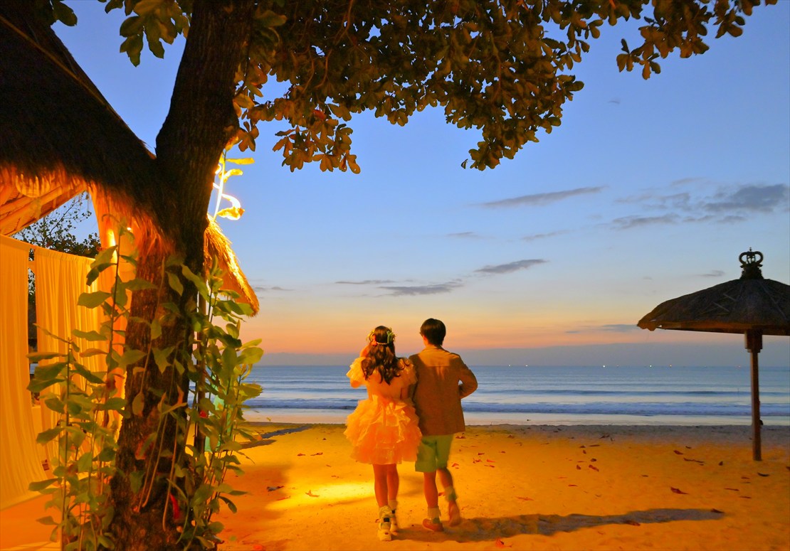 Belmond Jimbaran Bali Wedding Party (18)_R バリ島挙式 マジックアワーの衣装チェンジ入場