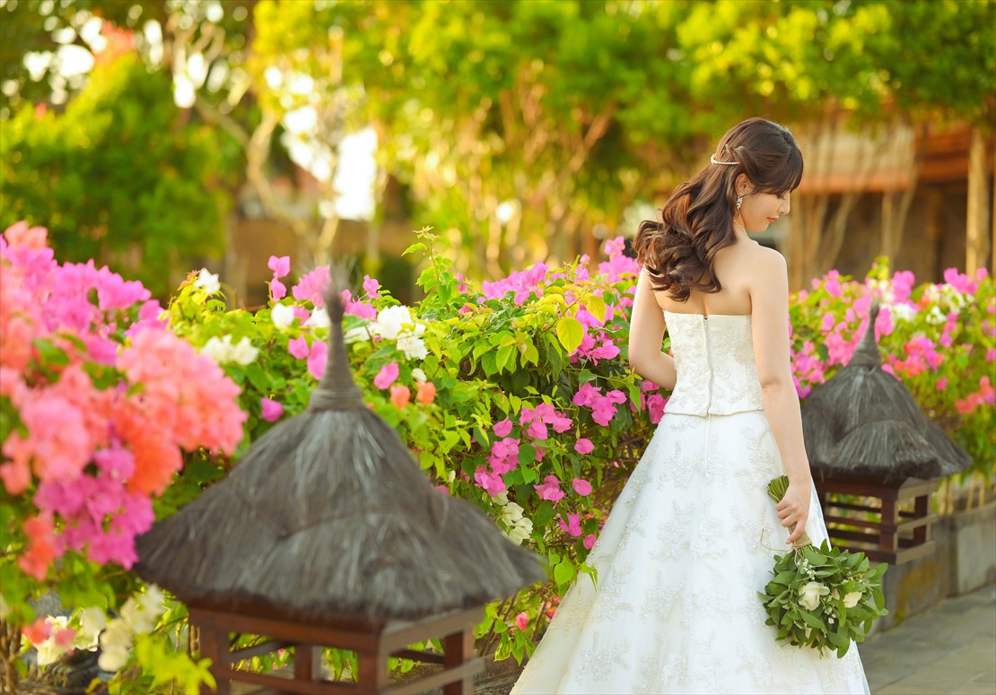 Belmond Jimbaran Bali Wedding Party (2)_R バリ島挙式会場 花々が咲き乱れるロビー前