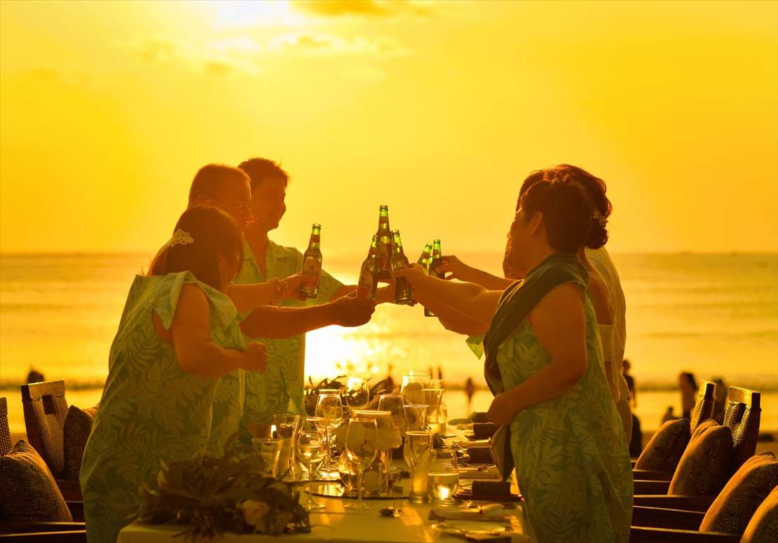 ビーチに沈む夕日にむかっての乾杯シーン