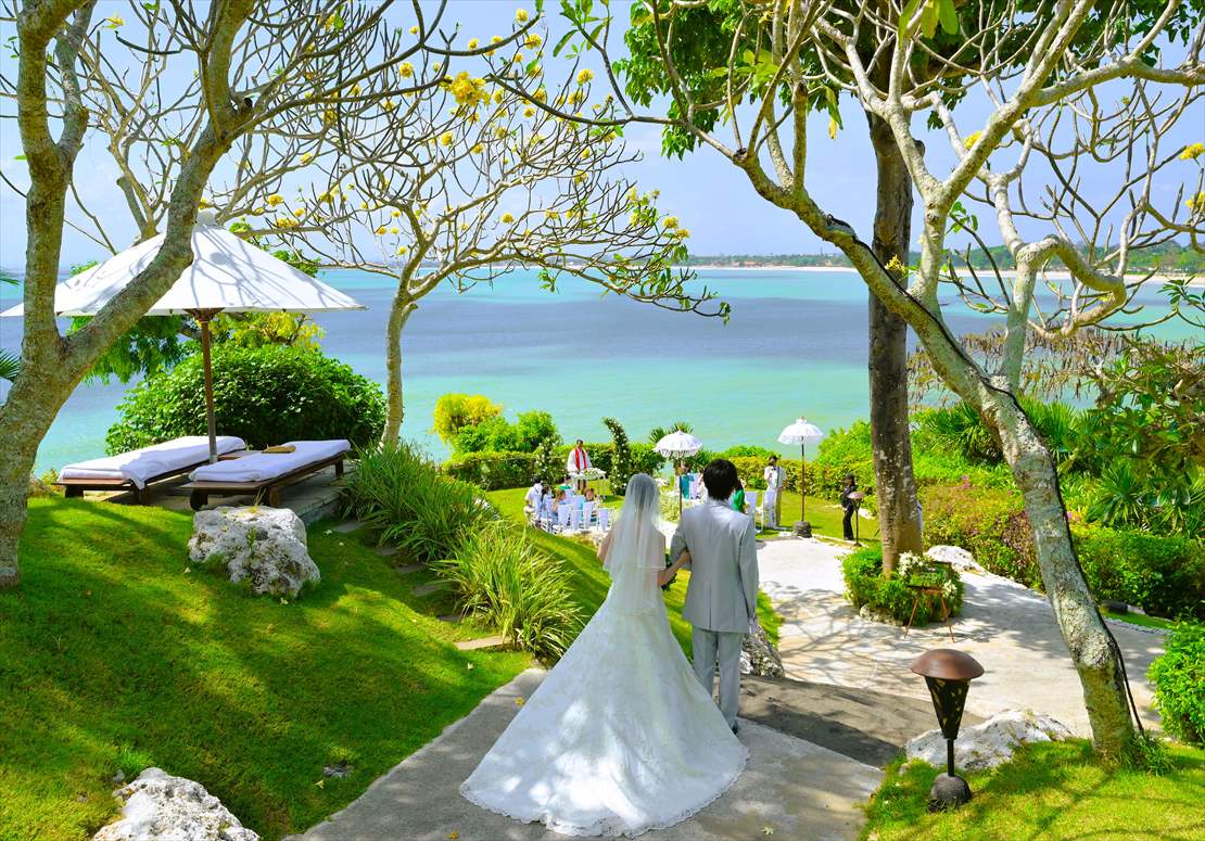 Four Seasons Bali Wedding Jimbaran Garden (11)_R フォーシーズンズ・ジンバラン挙式 新郎新婦様高台より入場シーン