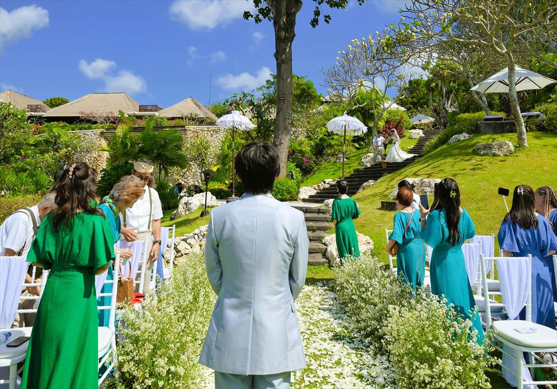 Four Seasons Bali Wedding Jimbaran Garden (12)_R フォーシーズンズ・バリ・ウェディング 新婦様の入場を見守る新郎様