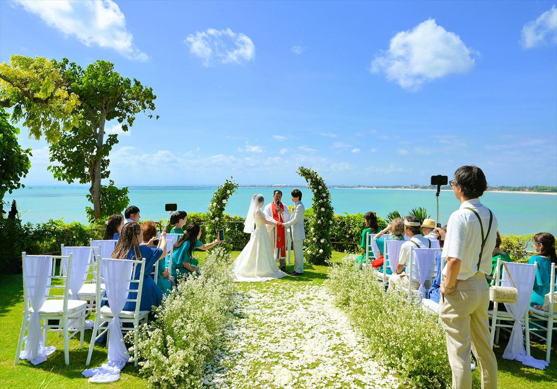 Four Seasons Bali Wedding Jimbaran Garden (16)_R バリ島結婚式 空と海を水平線まで望む挙式シーン
