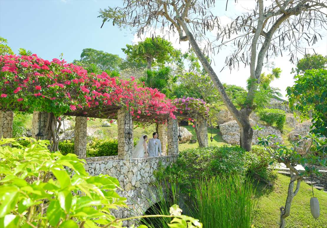 Four Seasons Bali Wedding Jimbaran Garden (18)_R フォーシーズンズ・ジンバラン・バリ 花々が咲き乱れるブリッジにて挙式後撮影
