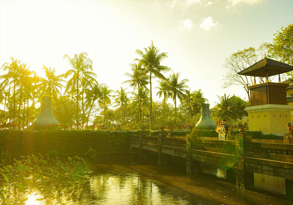 黄金色に染まる石像が立ち並ぶブリッジ