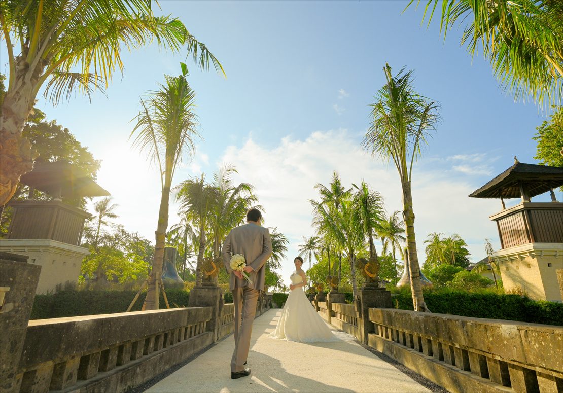 ロビーより広大なリゾートに抜けるブリッジ