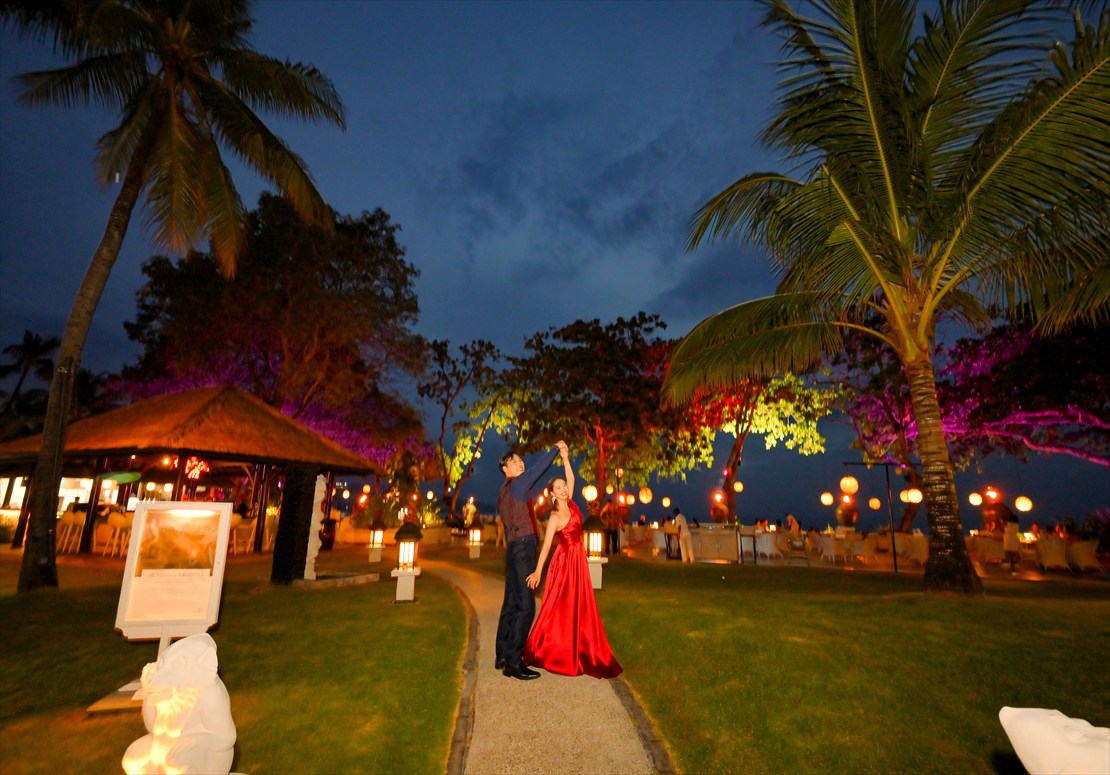 ライトアップされたガーデン ファーストダンス