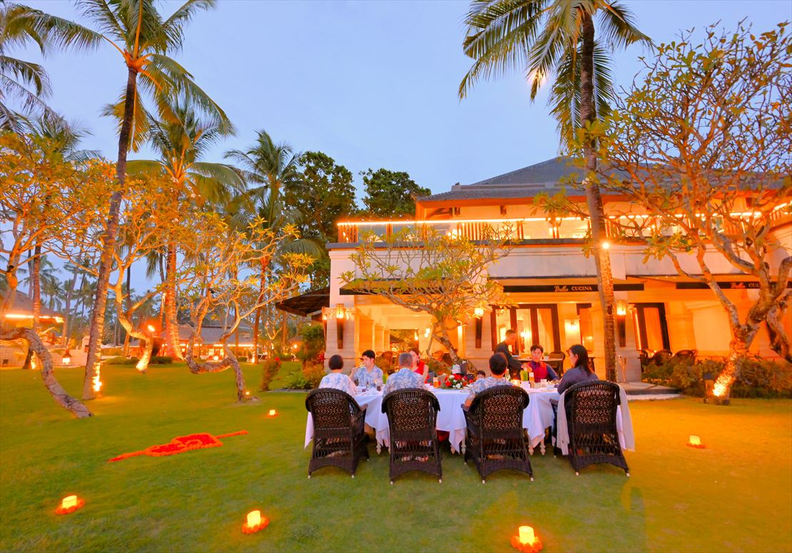 ライトアップされたベラ・クッチーナを望む