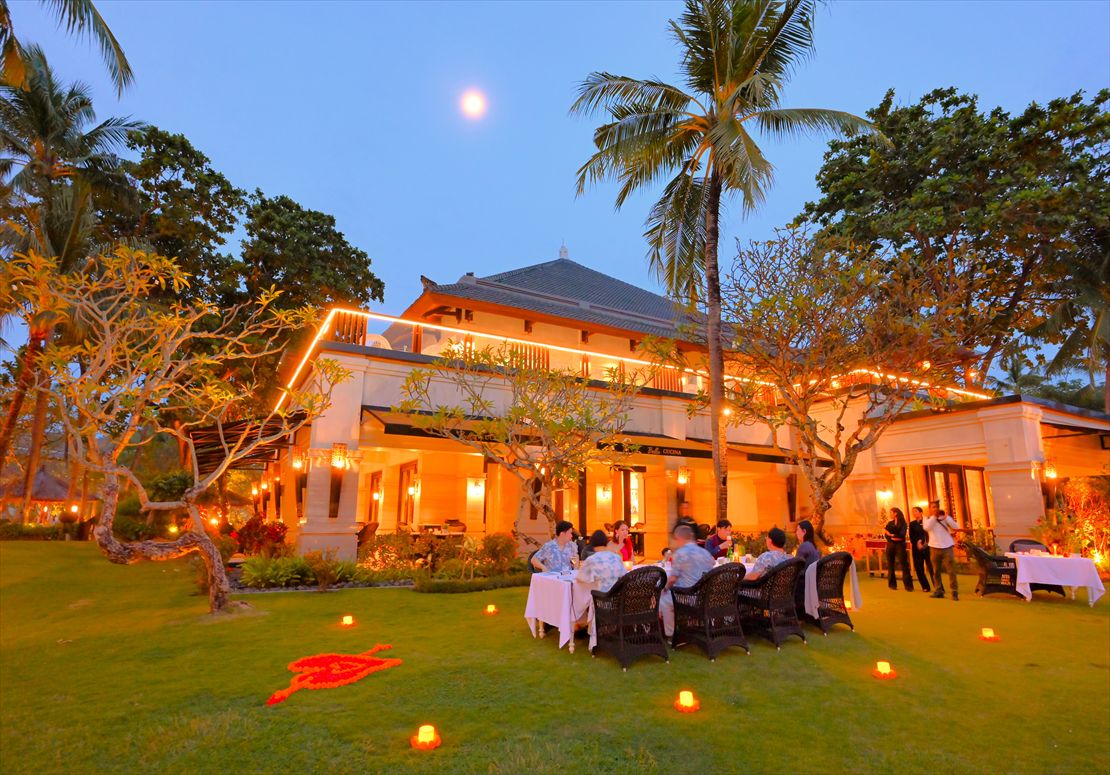 邸宅の庭のようなガーデン・パーティー