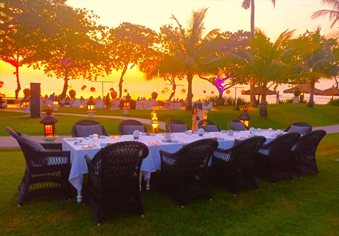 辺り一面が黄金に輝くガーデン・パーティー