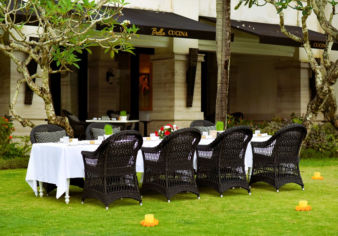 コロニアルな雰囲気漂うガーデン・パーティー