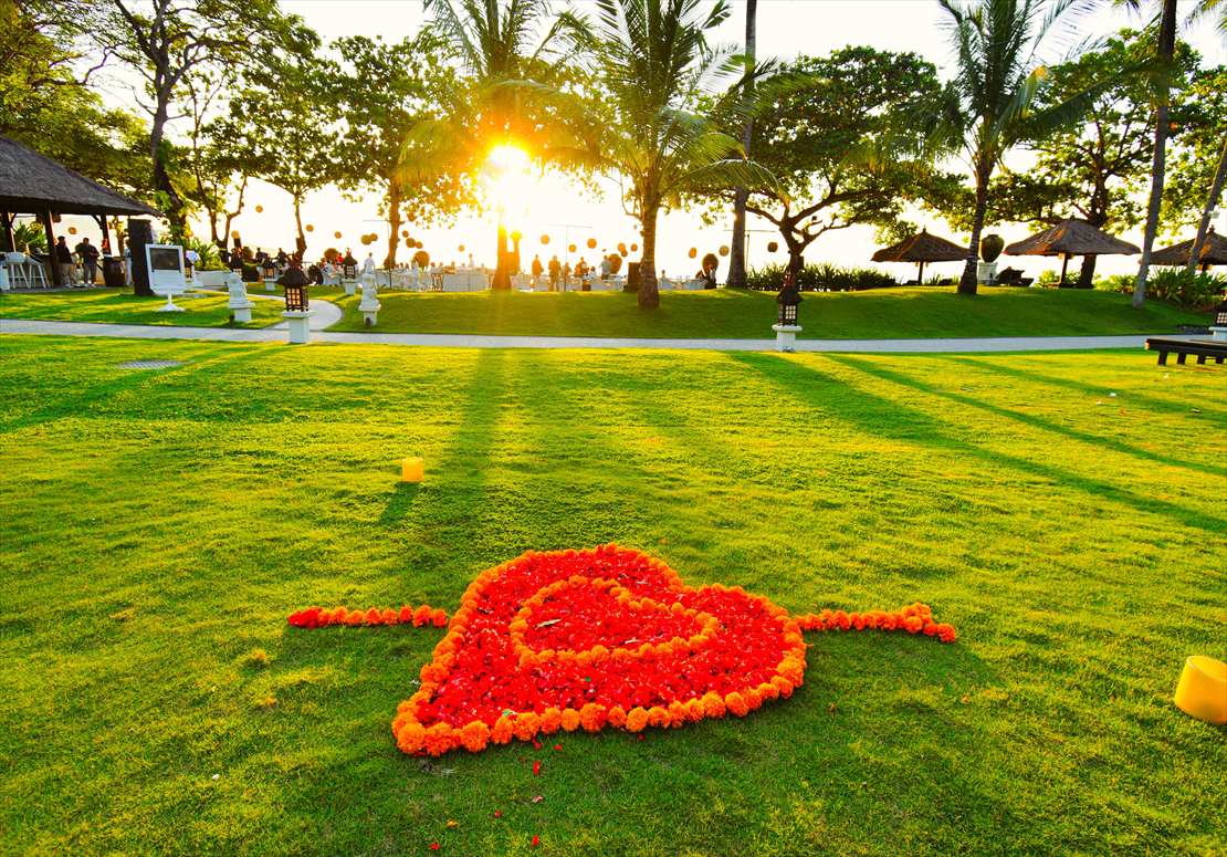 ガーデン正面に美しいサンセットを望む