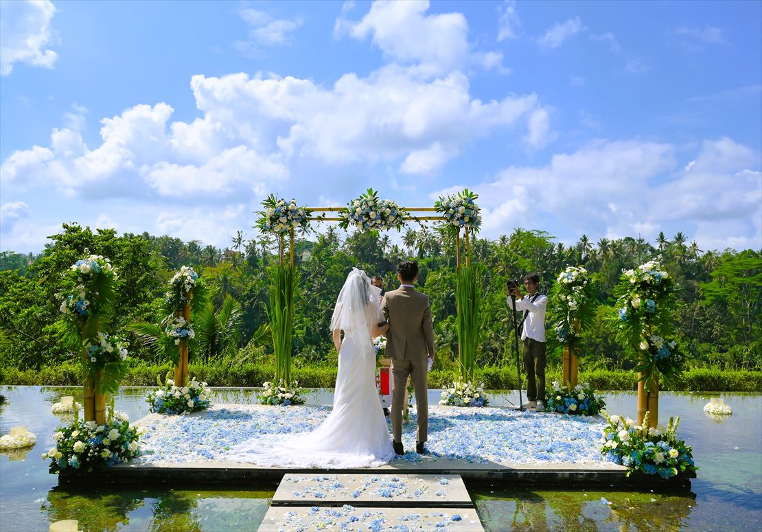 バリ島結婚式　インフィニティ・ポンド上 挙式シーン