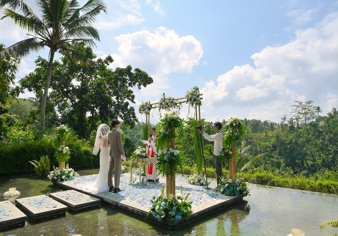 バリ島ウブド・ウェディング　壮大なジャングルを望む挙式シーン