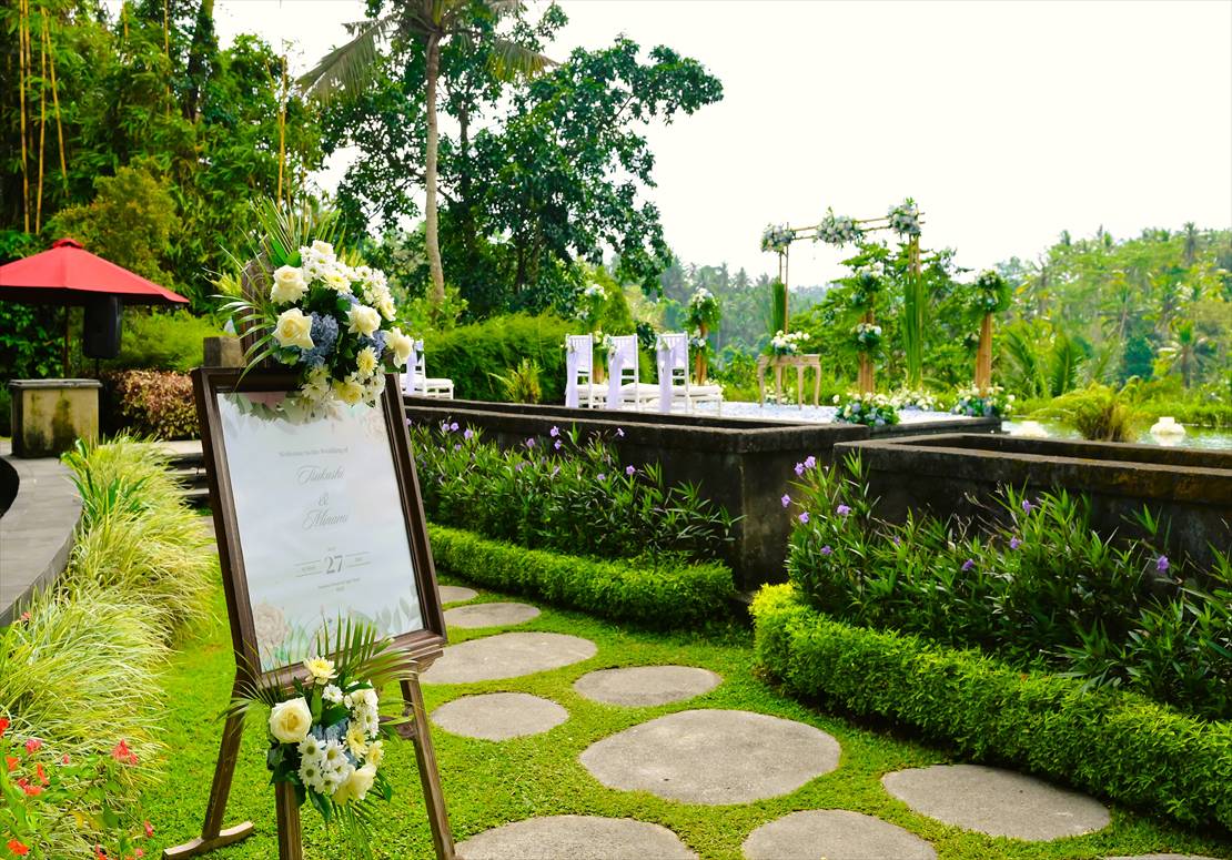 バリ島ウブド・ウェディング　ウェルカムボード生花装飾