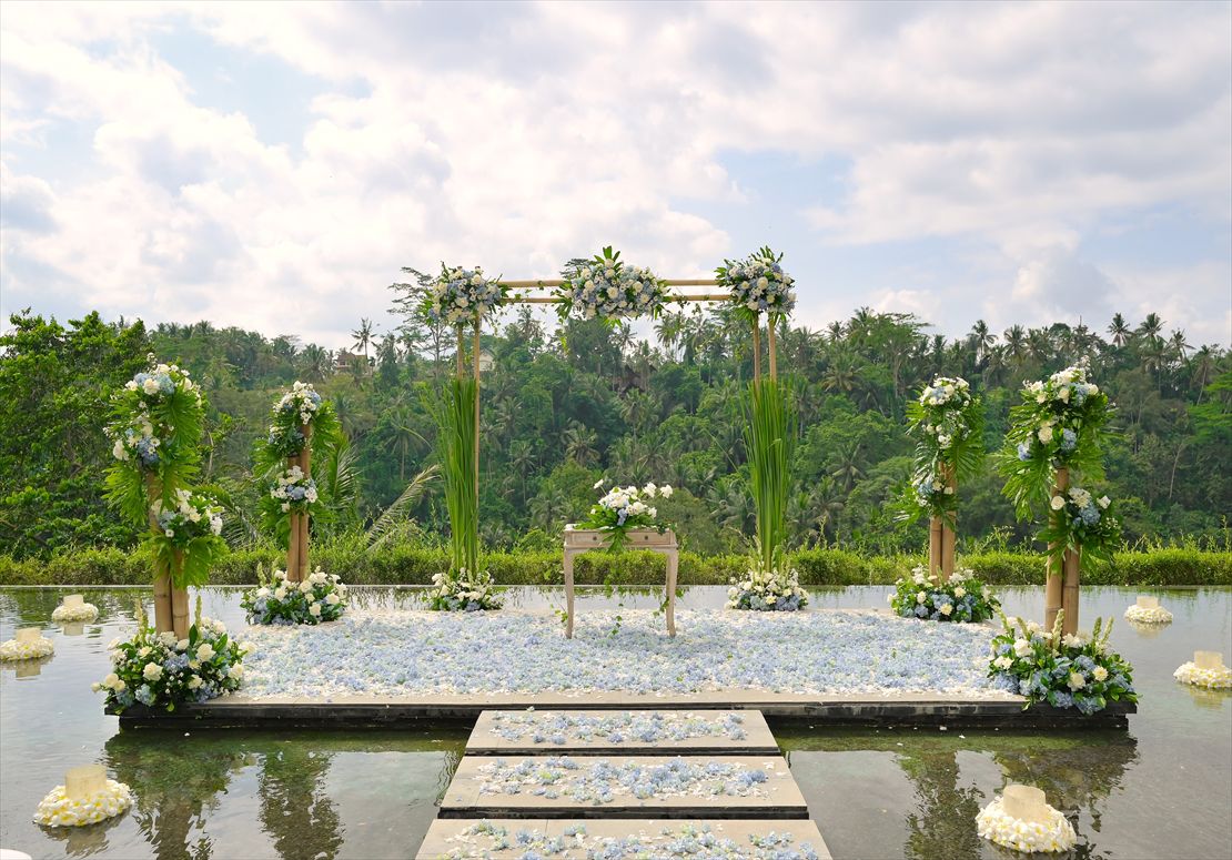 バリ・ウブド結婚式　インフィニティ・ポンド上ステージ
